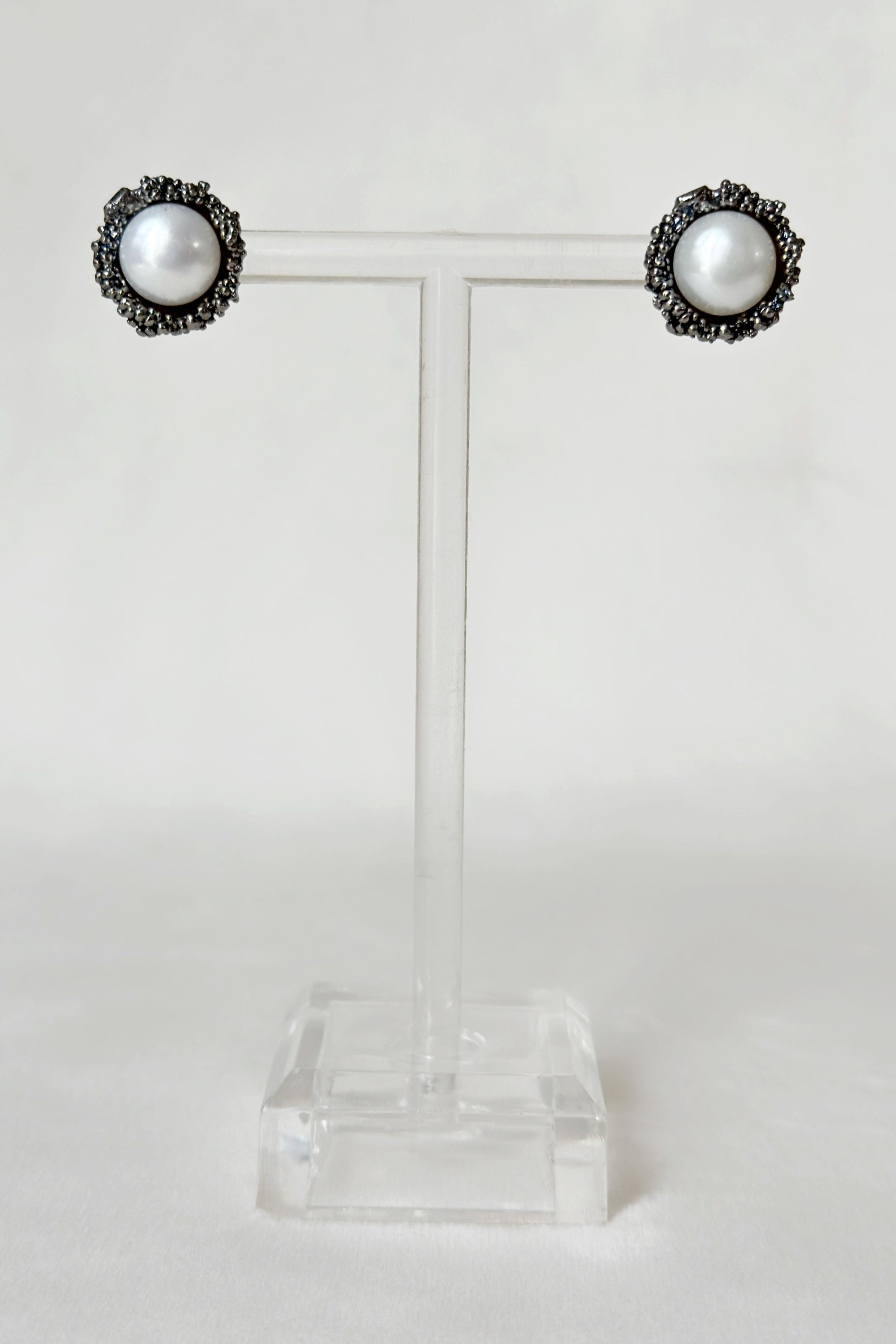 Pearl Cup Studs Meteorite Black