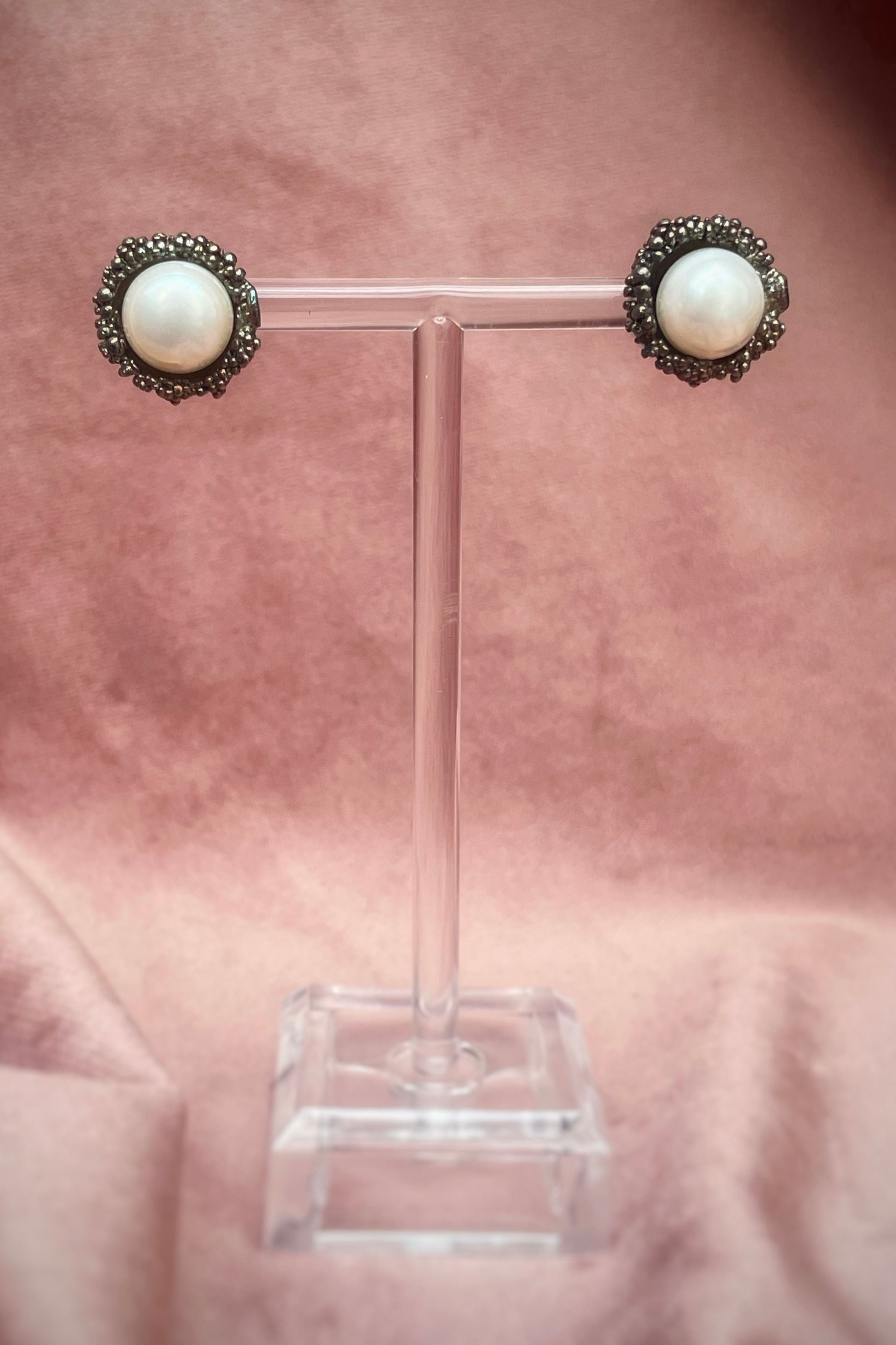 Pearl Cup Studs Meteorite Black