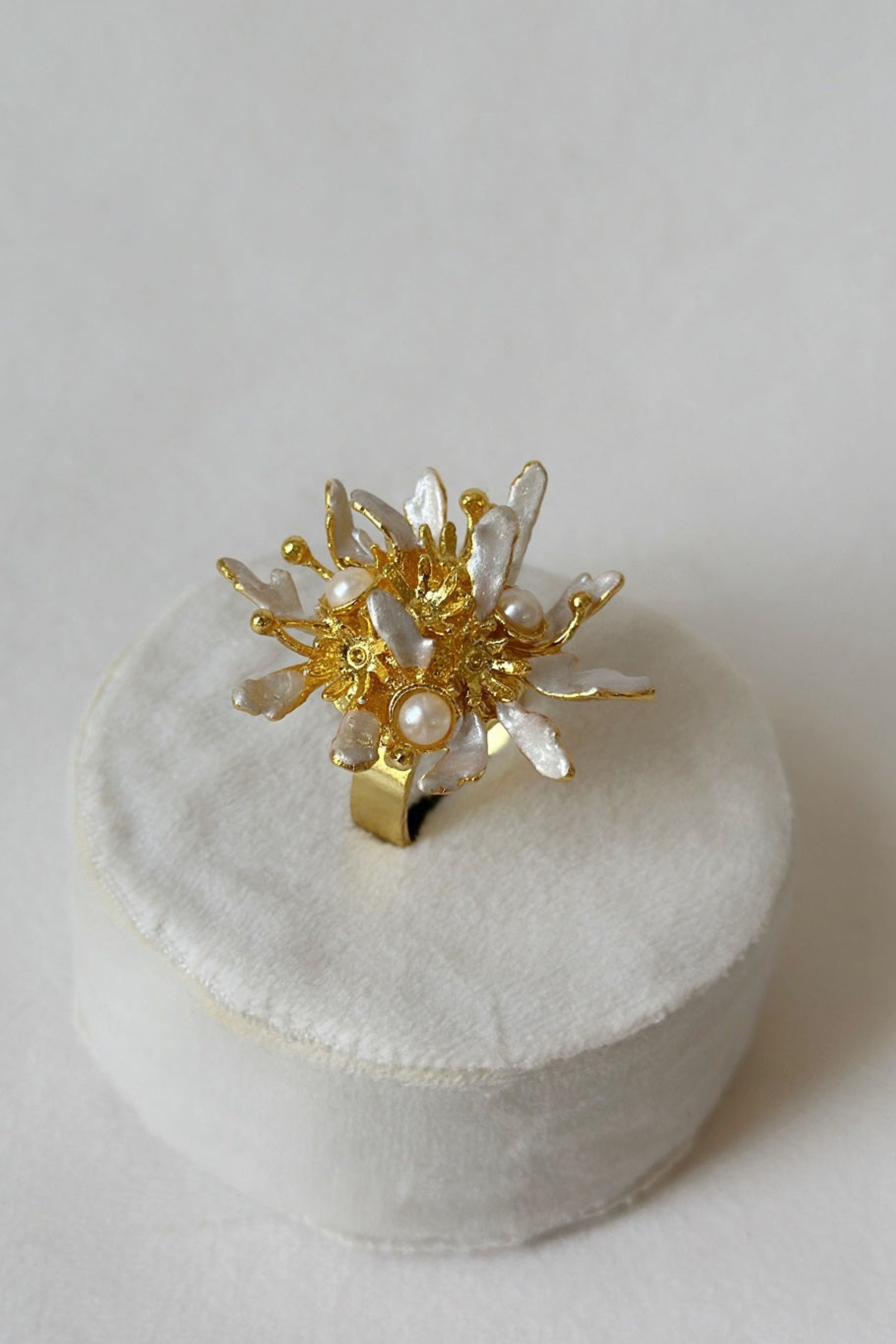 Flowerburst Ring Snowy White