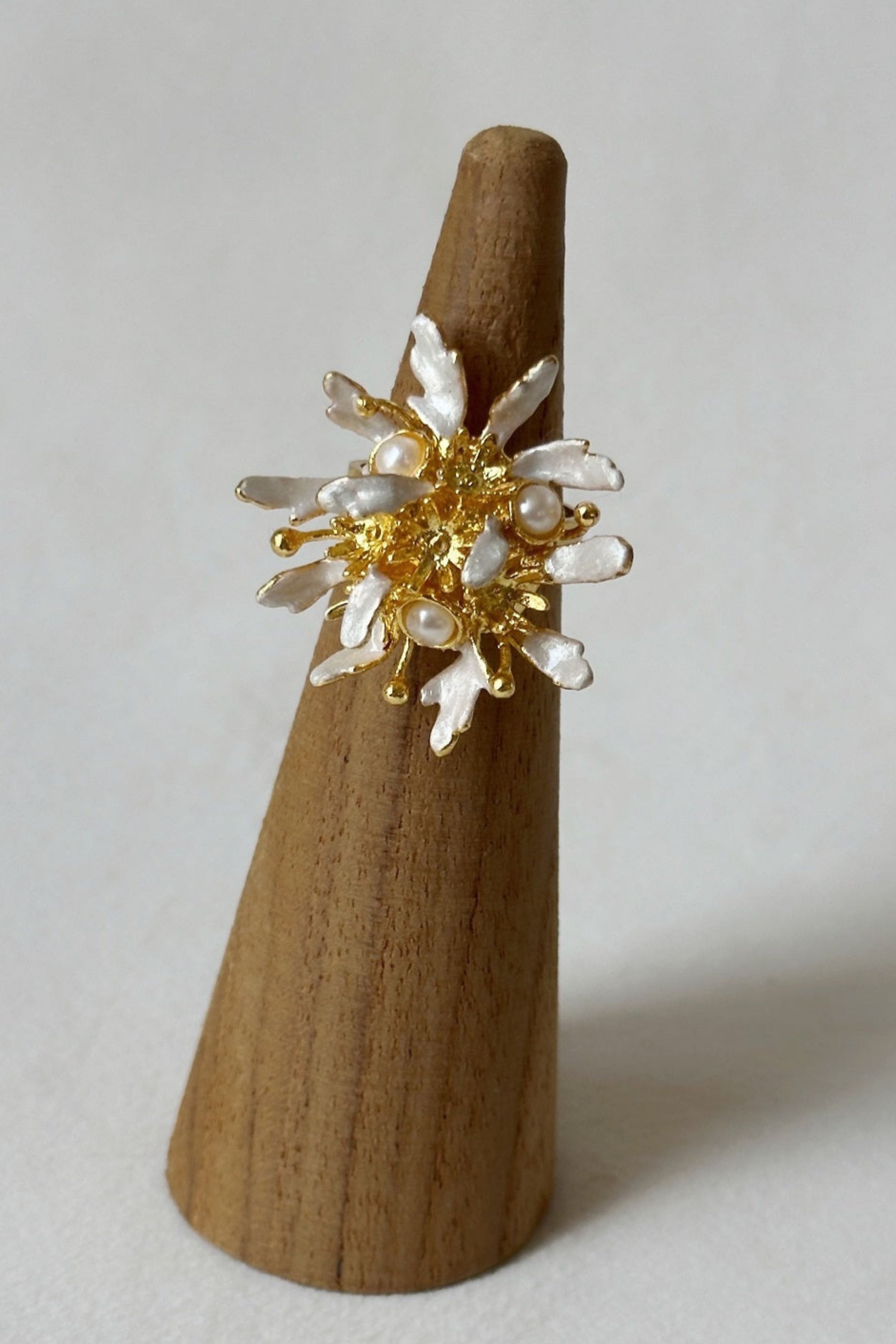 Flowerburst Ring Snowy White