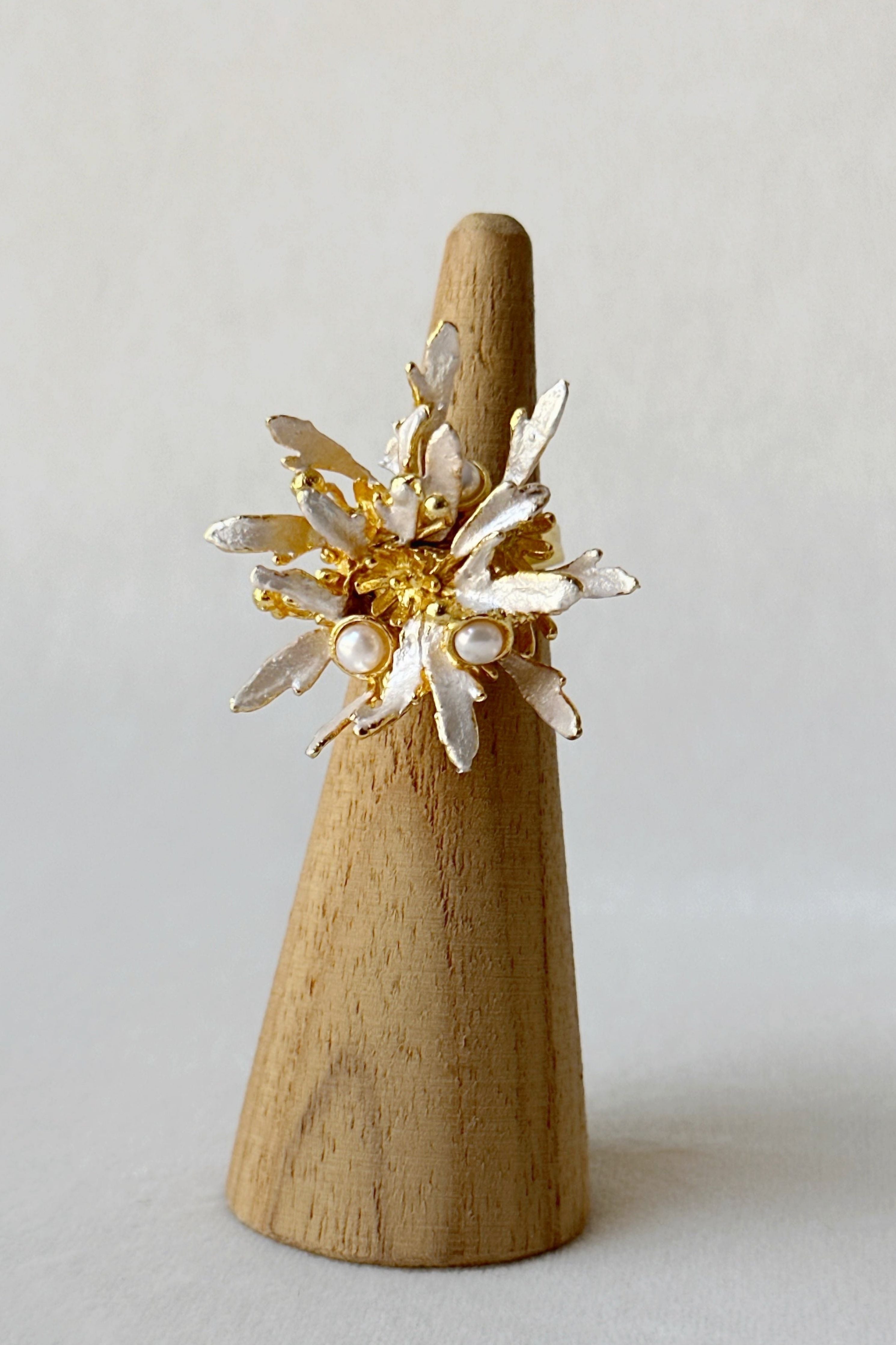 Flowerburst Ring Snowy White