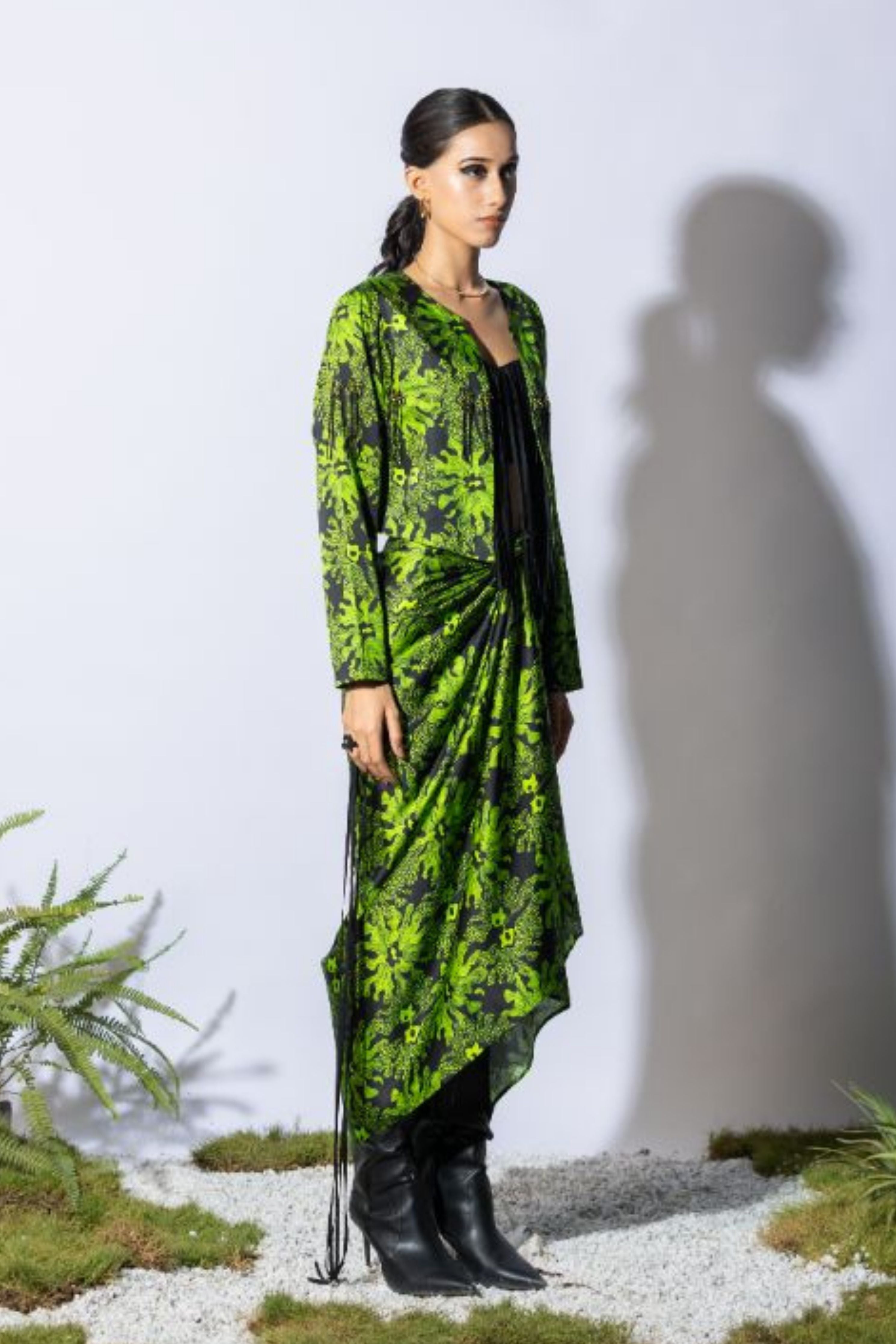 Kelp Emrboidered Tassel Short Jacket