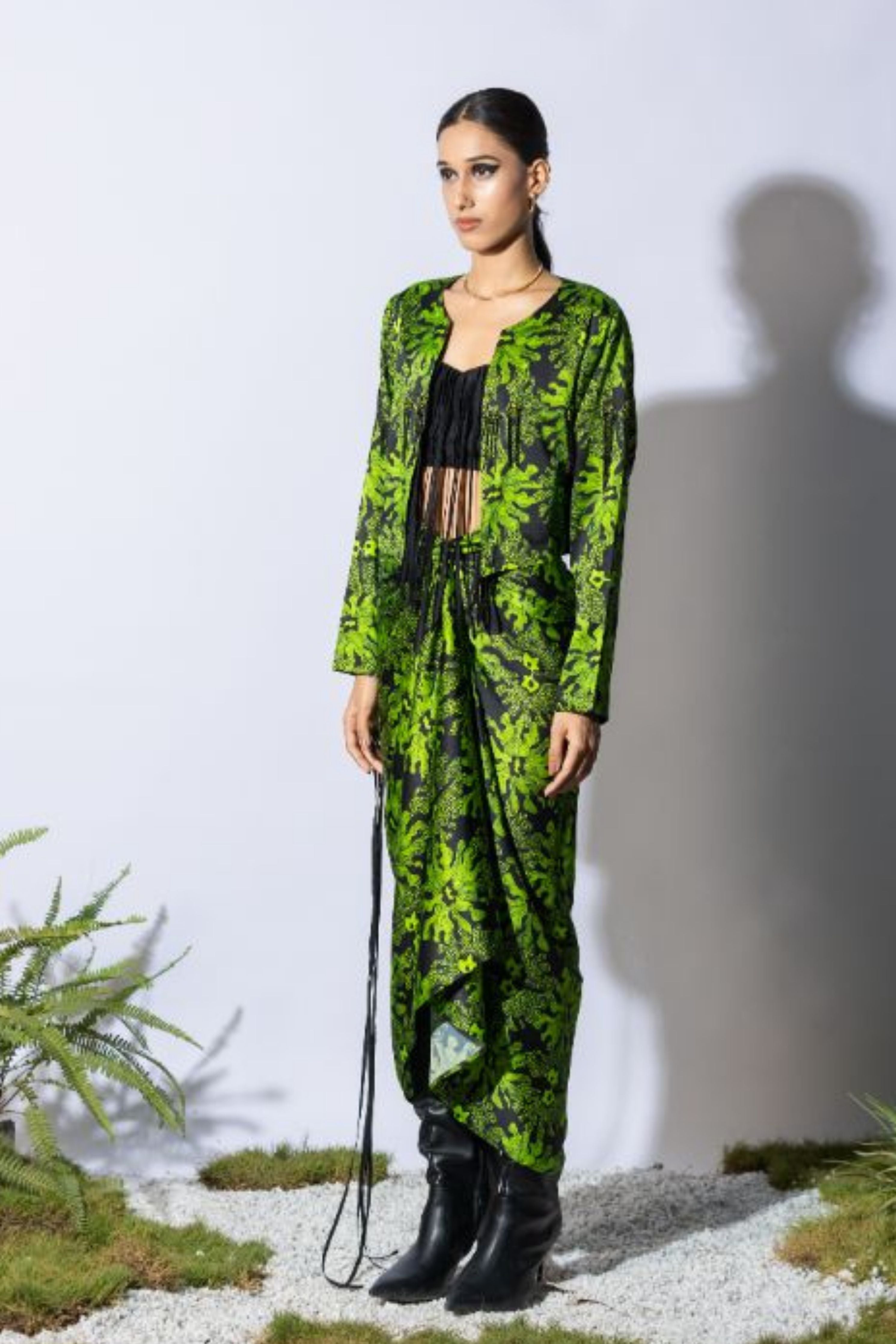 Kelp Emrboidered Tassel Short Jacket