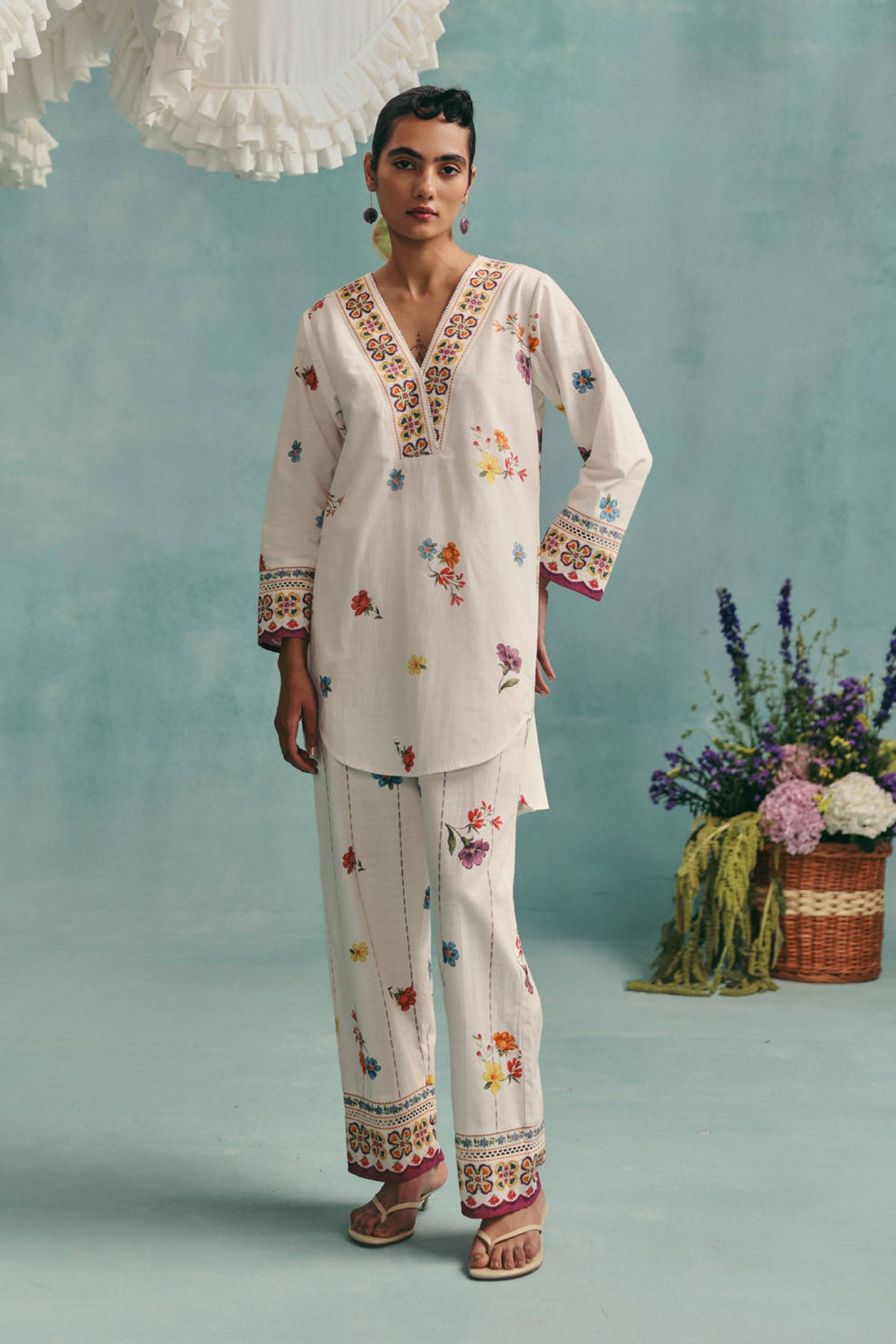 Daisy Vneck Short Kurta Set Ecru