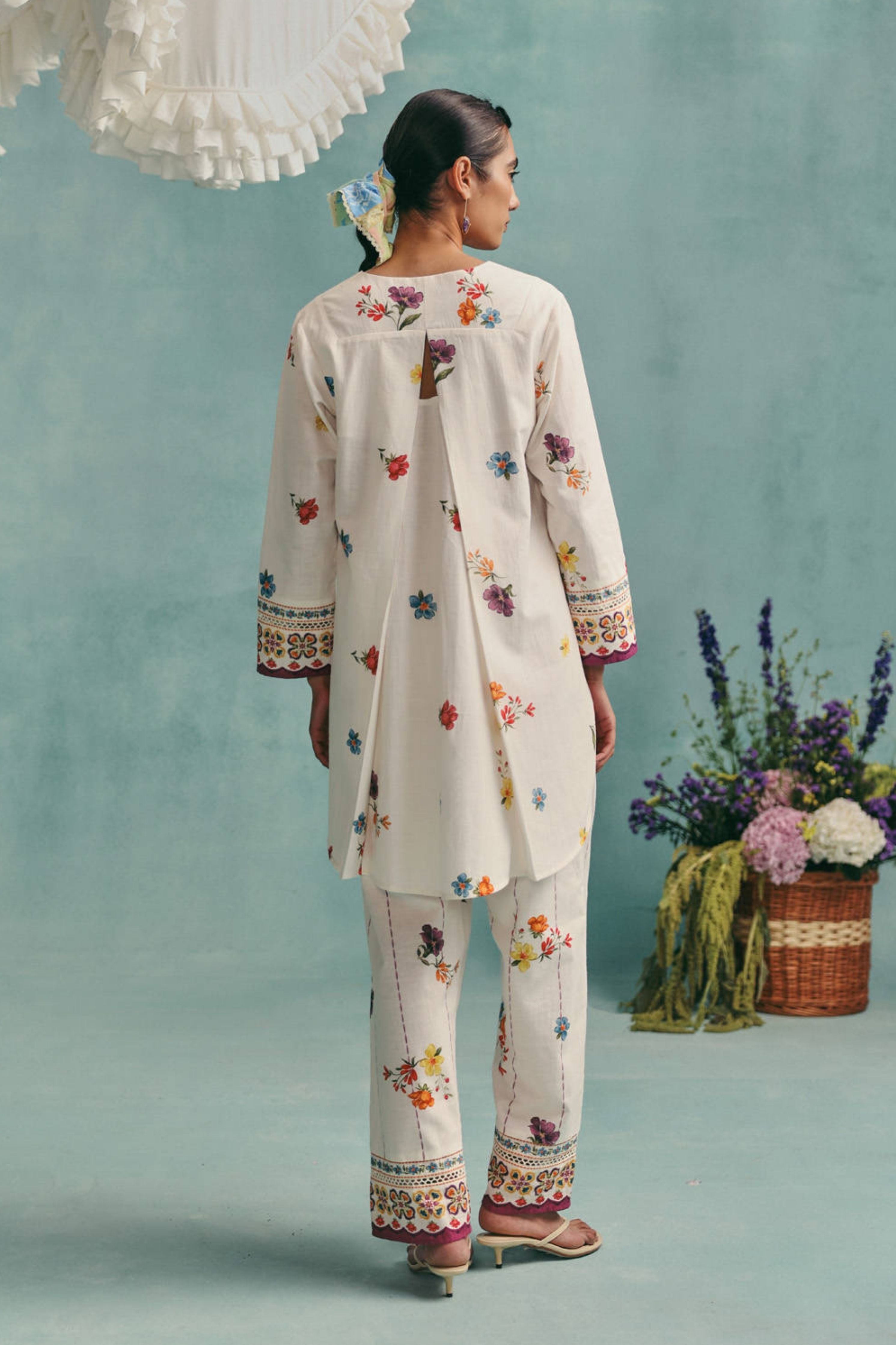Daisy Vneck Short Kurta Set Ecru