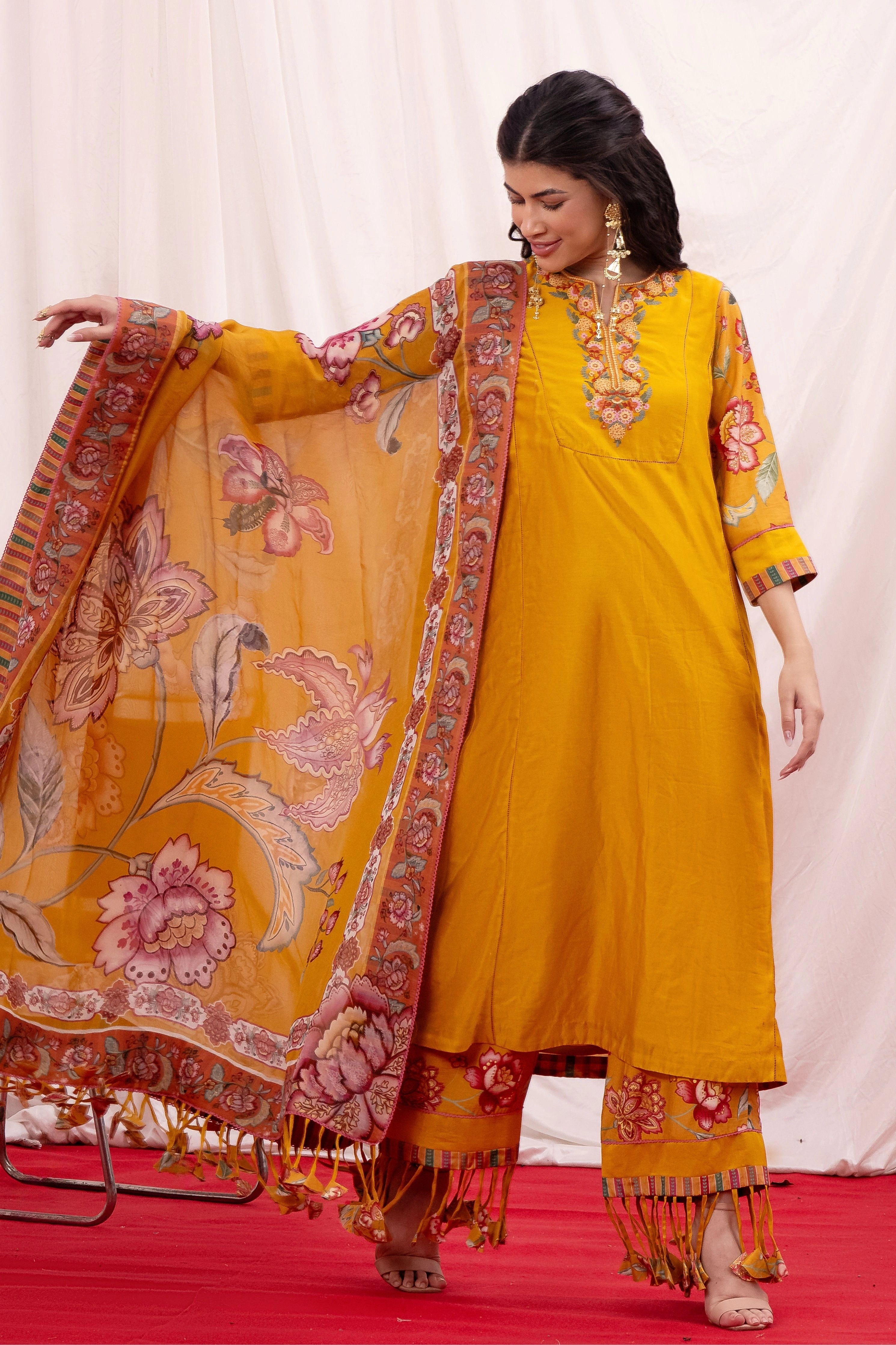 Sunehri Zhalar Kurta Set