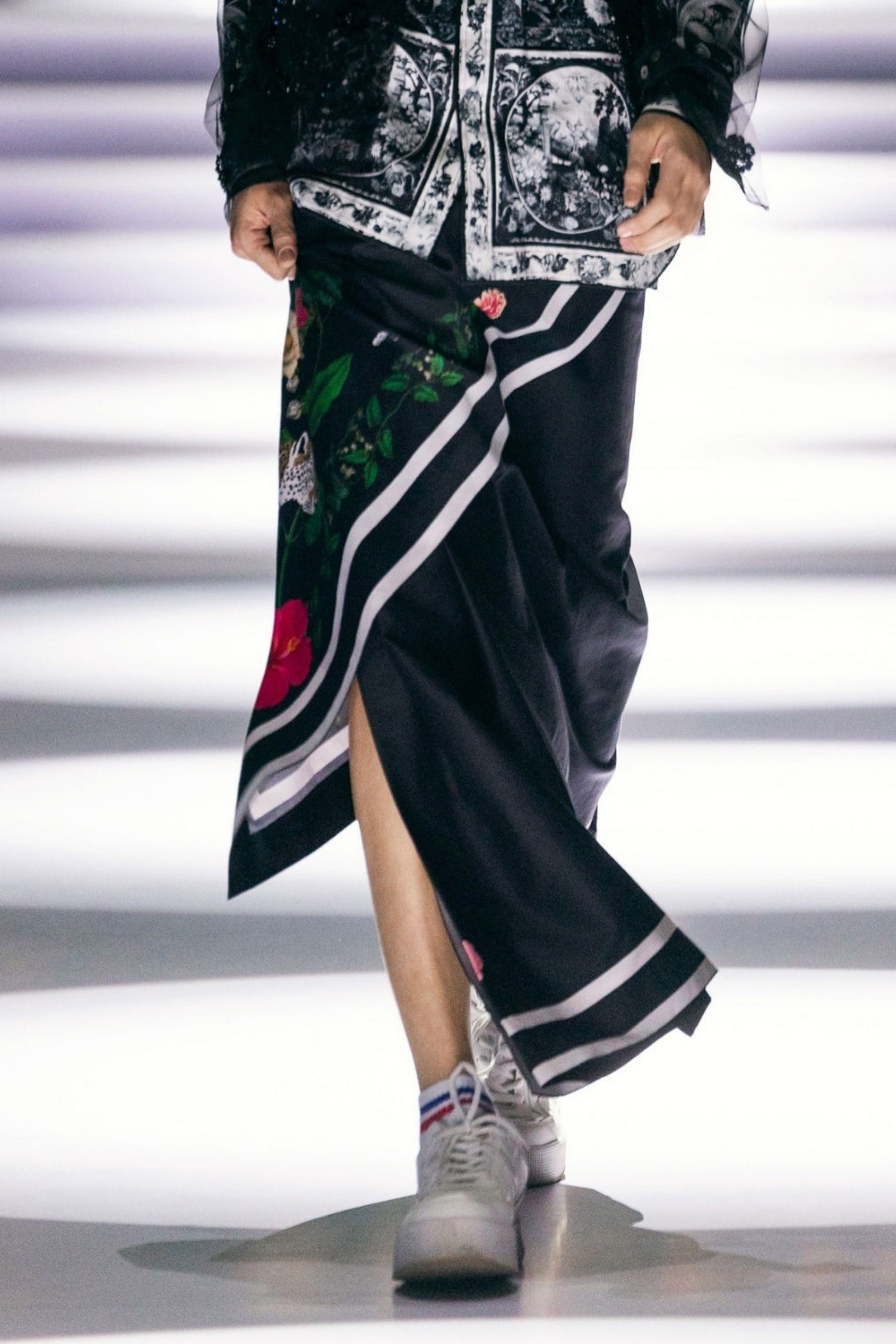 Natori Black Pre-Pleated Sarong Dhoti