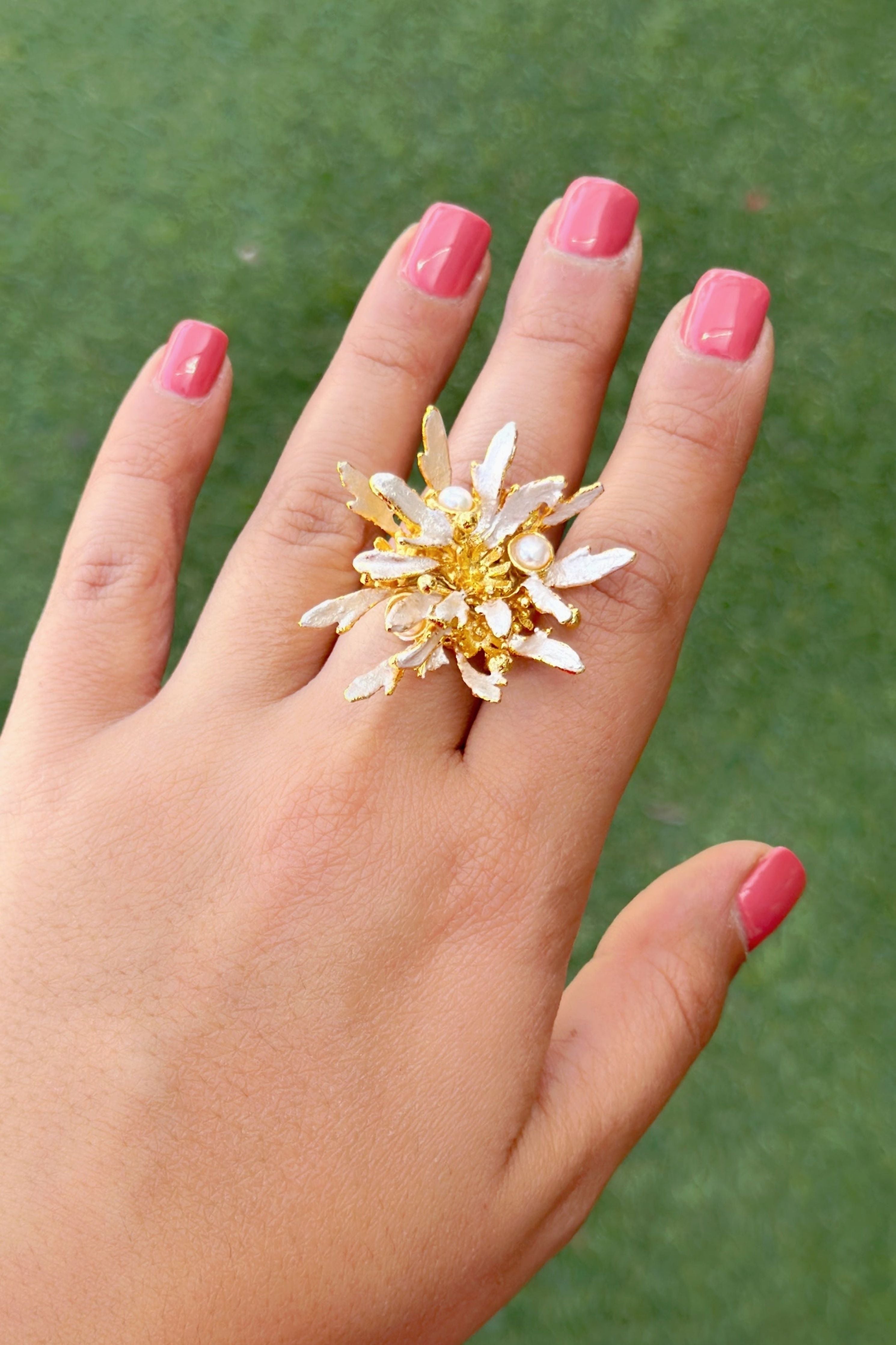 Flowerburst Ring  Snowy White