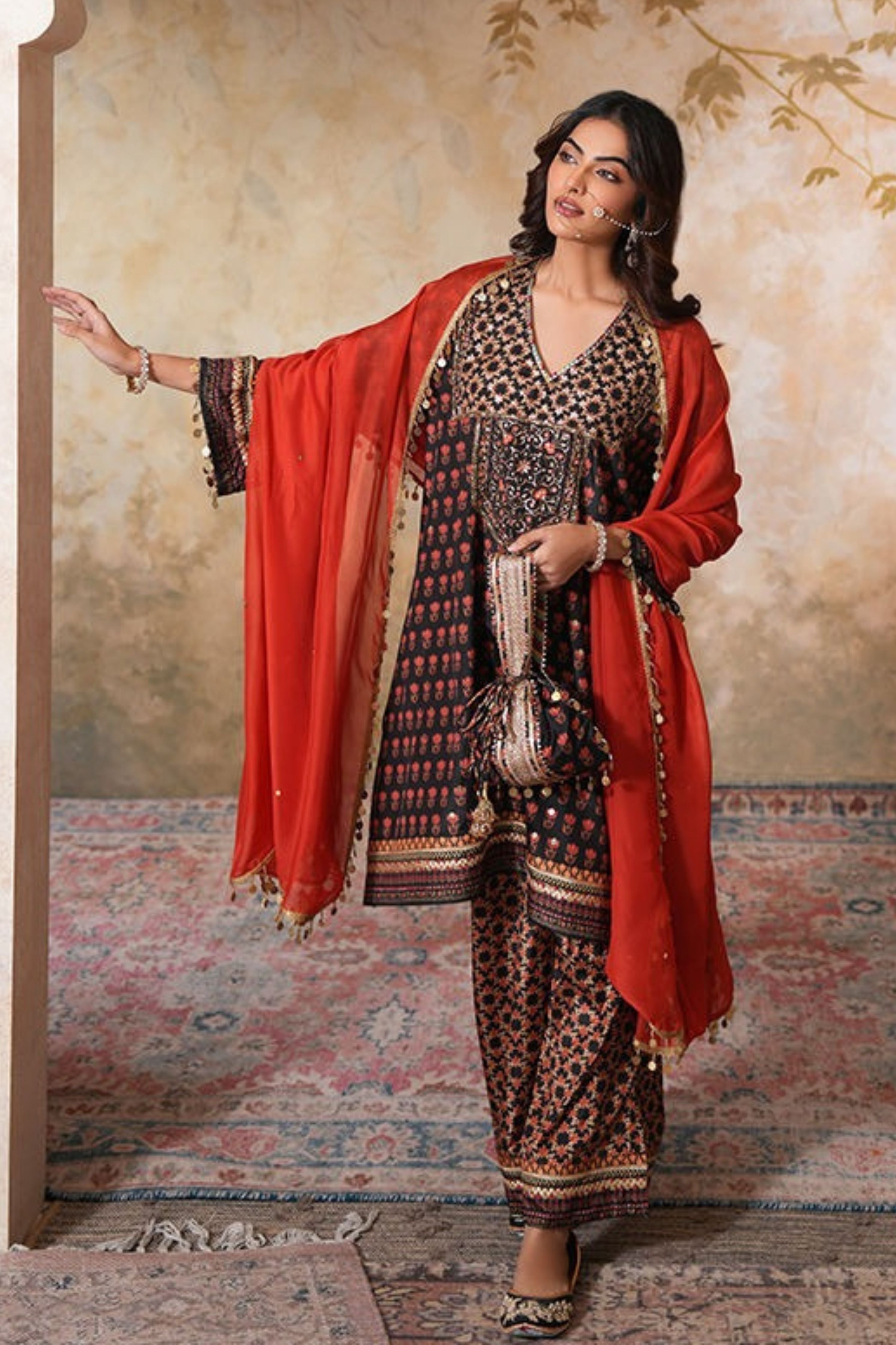 Siyah Sitara Kurta Set With Dupatta