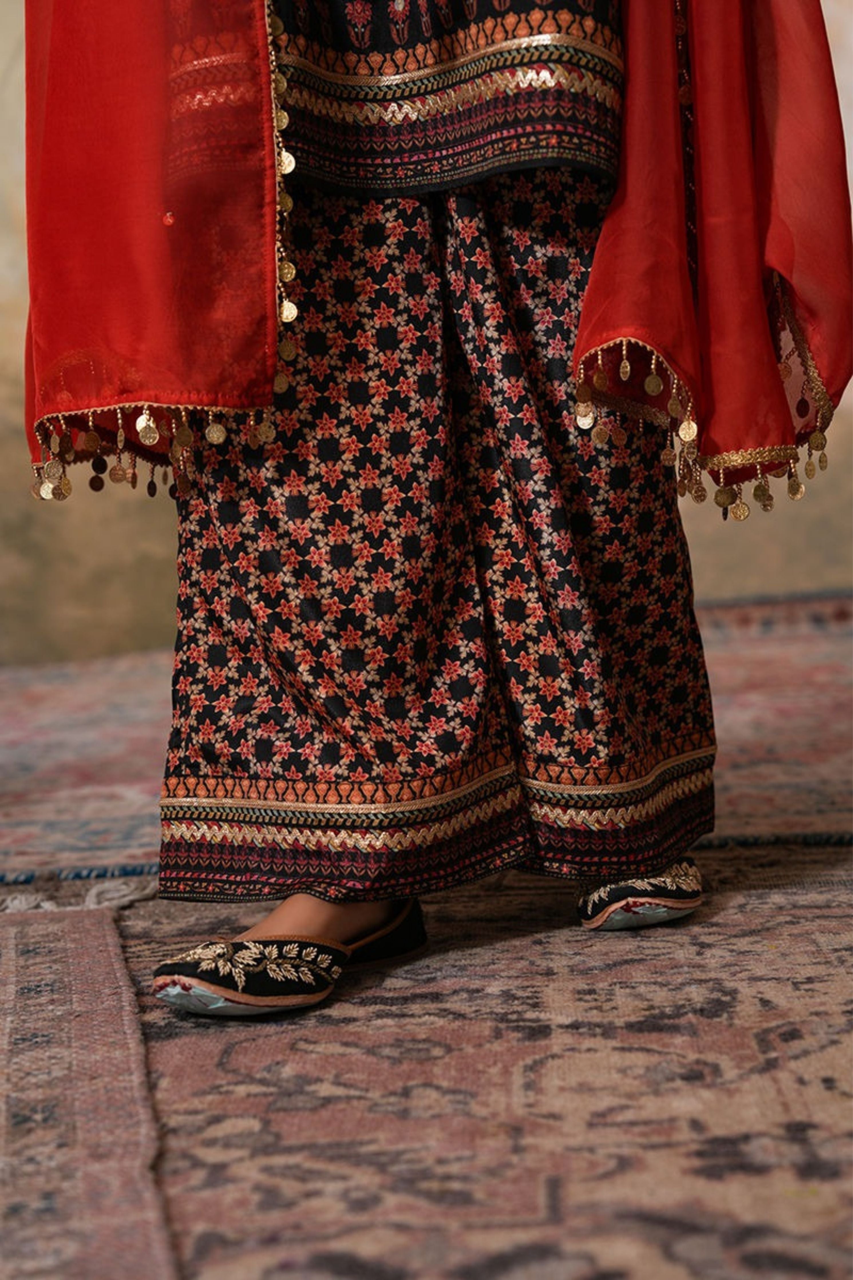 Siyah Sitara Kurta Set With Dupatta