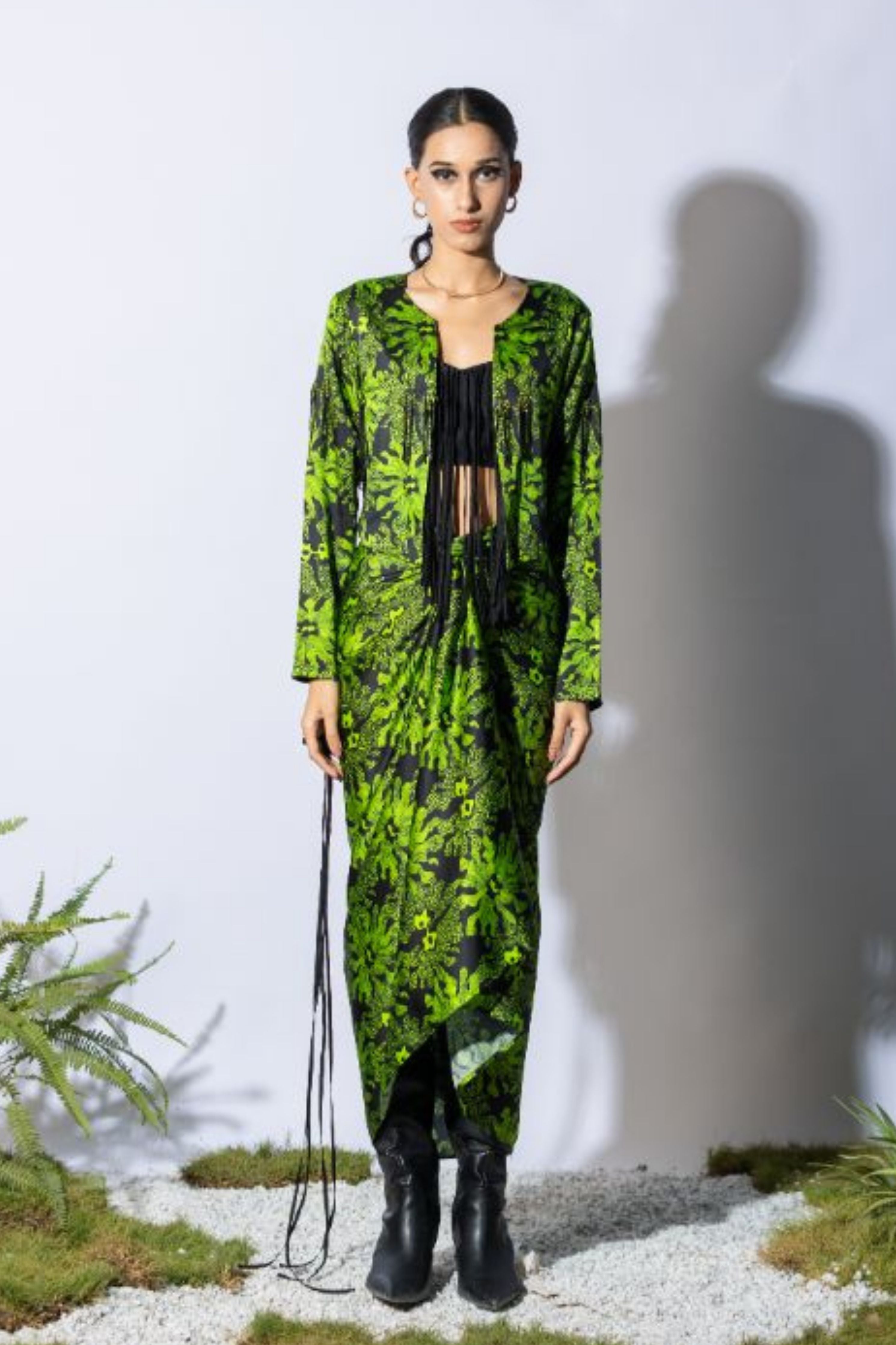 Kelp Emrboidered Tassel Short Jacket