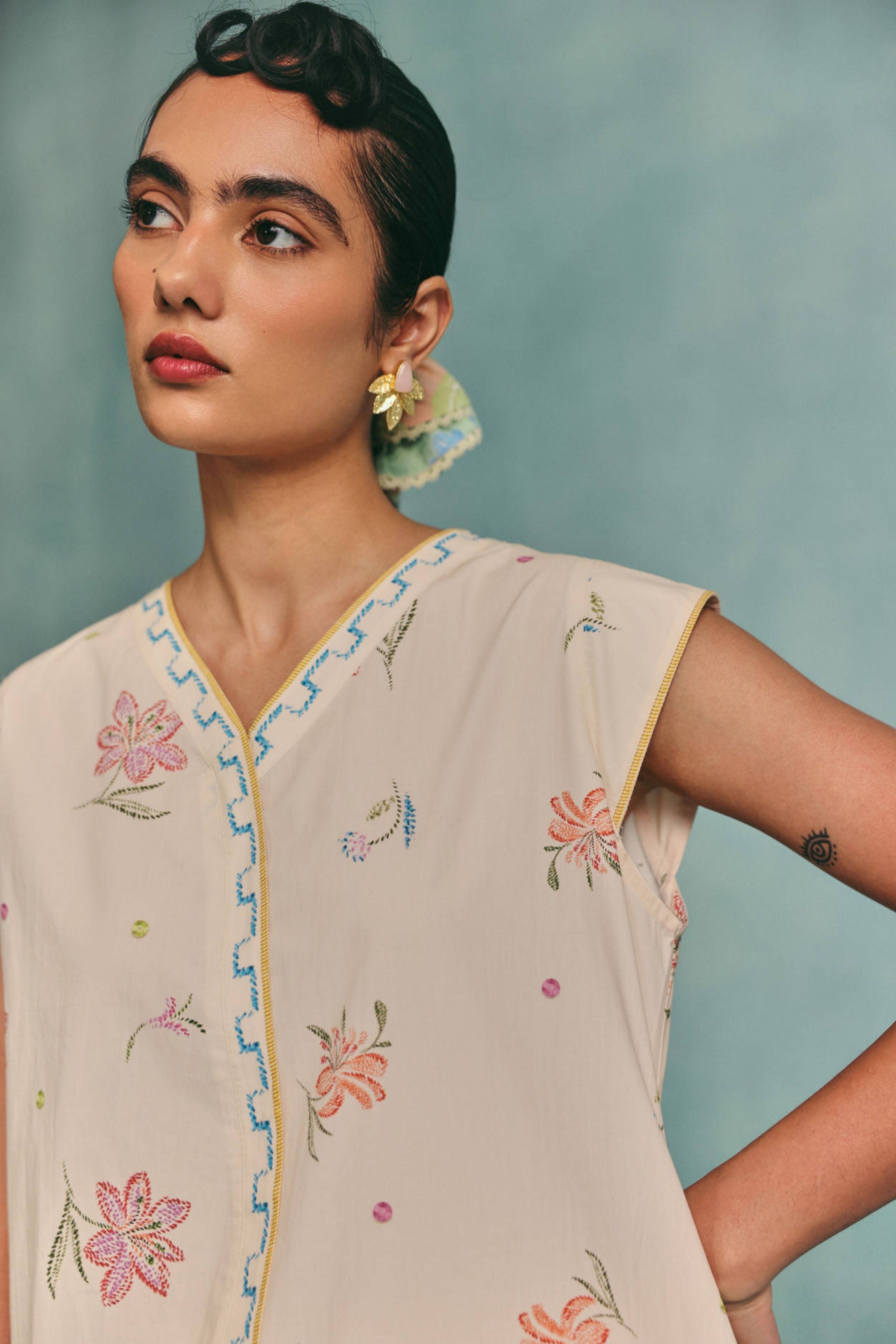 Hibiscus Sleeveless Kurta Set  Ecru
