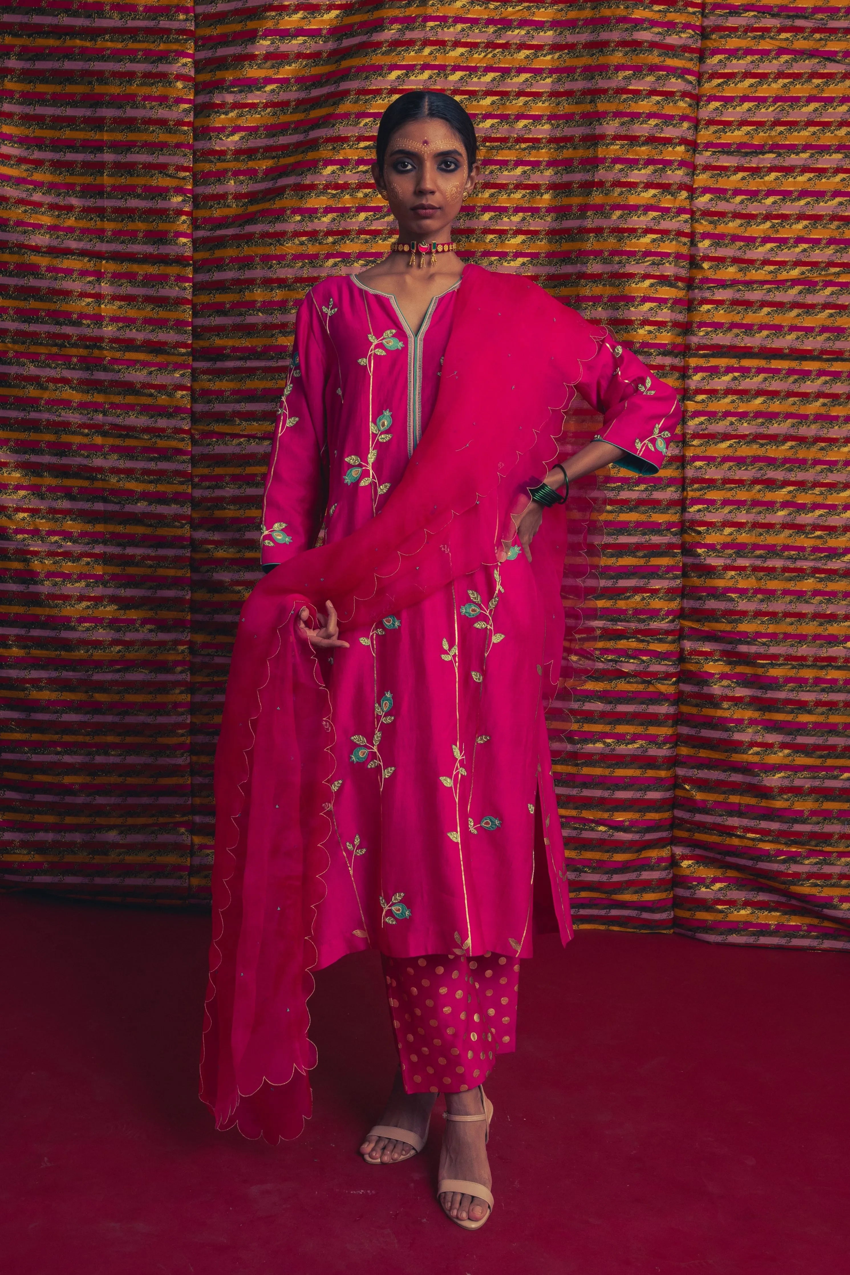 Gulabi Sunehri Patti Kurta Set