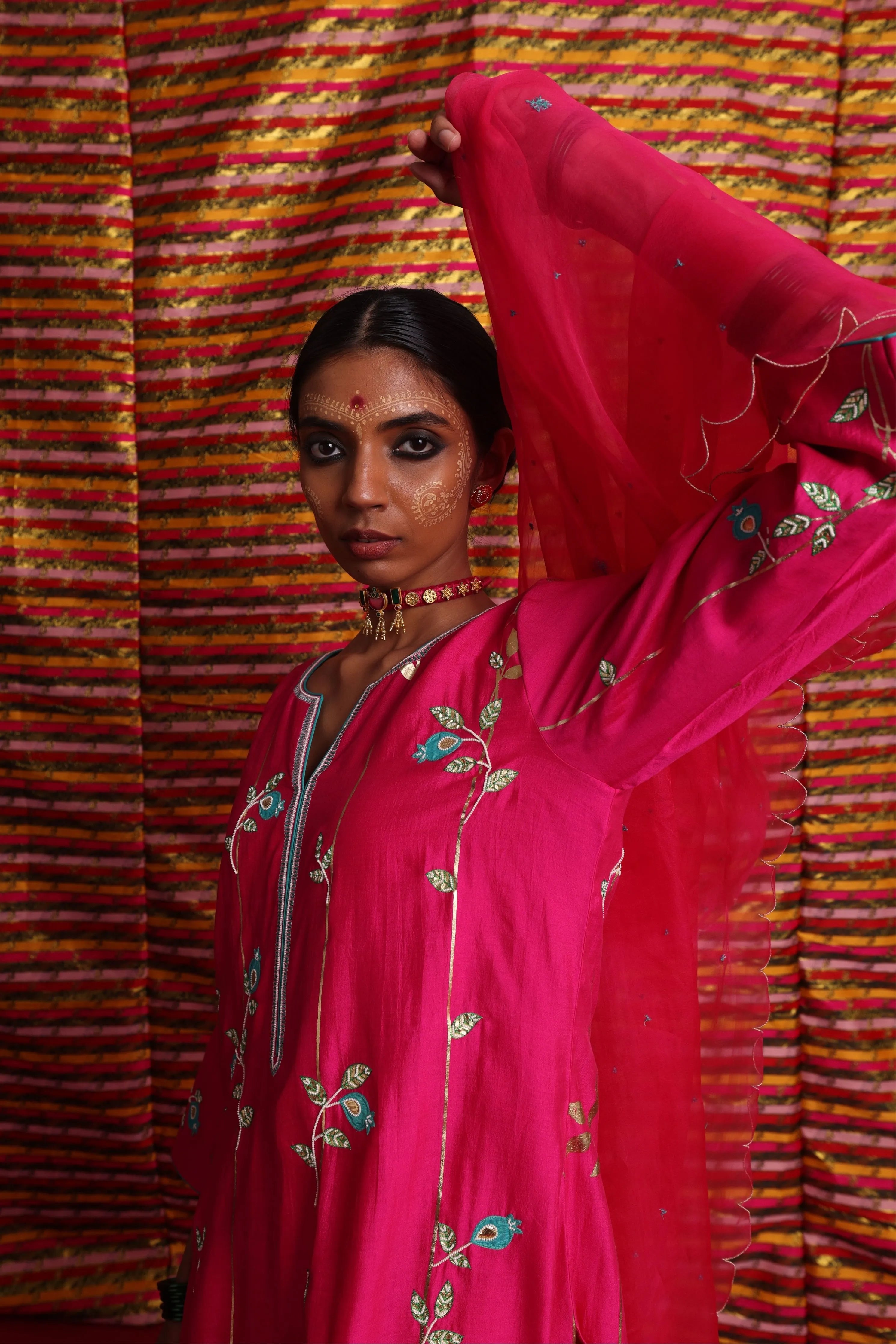 Gulabi Sunehri Patti Kurta Set